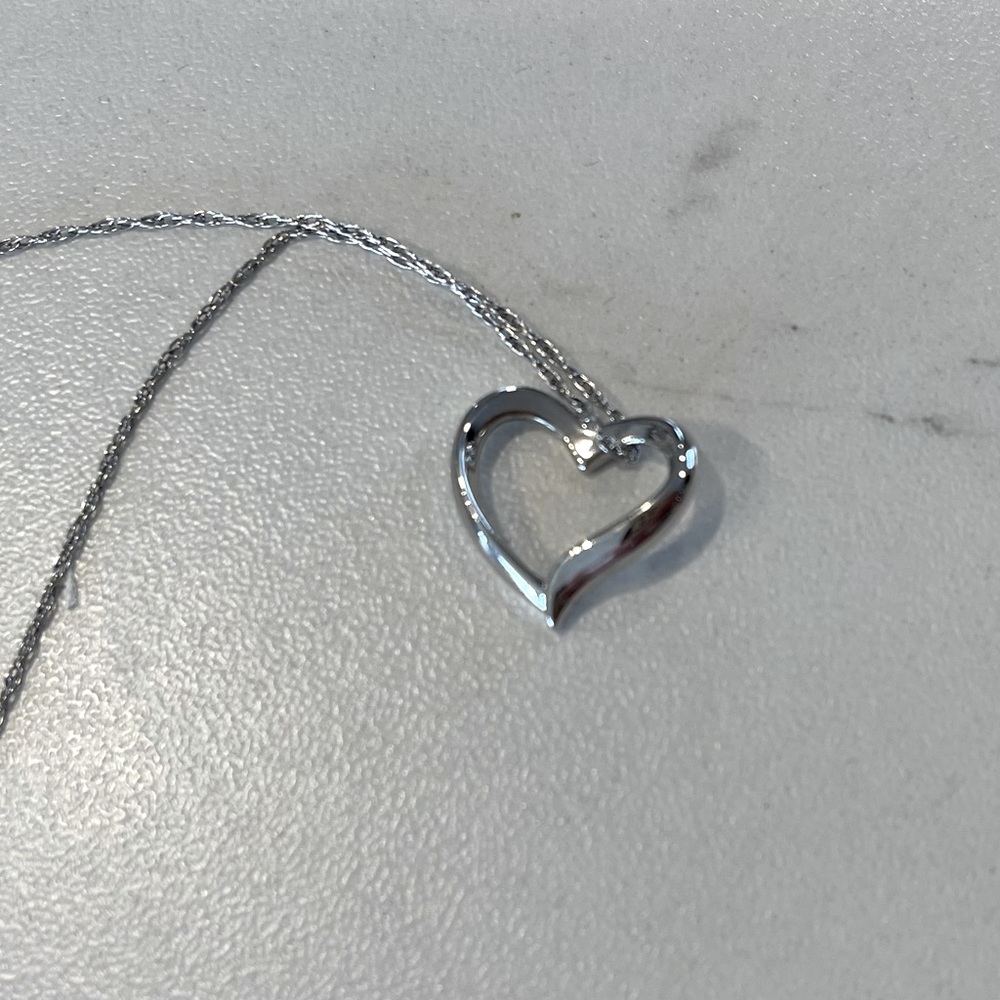 Helzberg Diamonds dainty heart neckless in sterling silver